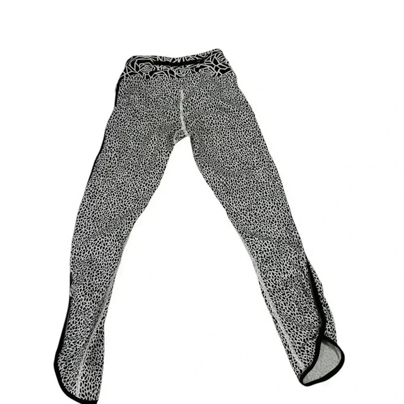 Lululemon Real Quick Tight Miss Mosaic White / Posey Black White, Luxtreme® 2 - Picture 6 of 9